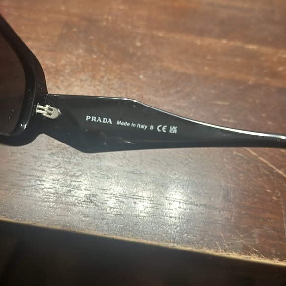 PRADA - Picture 8 of 10